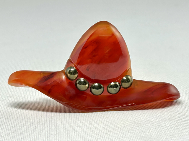BB162 marbled amber bakelite sombrero with brass detailing pin
